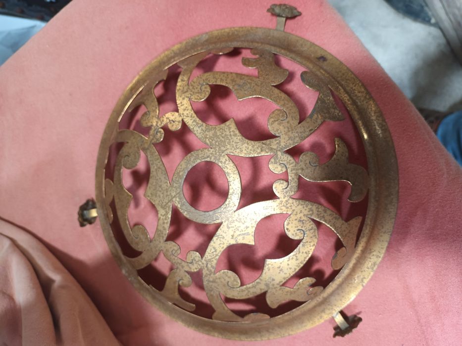 Peça em latão pertence a uma floreira