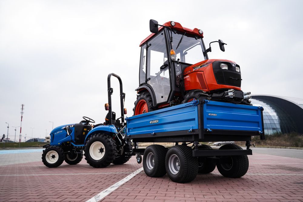 Przyczepa rolnicza dwuosiowa 2,5T z kiprem na 3 strony - 4FARMER