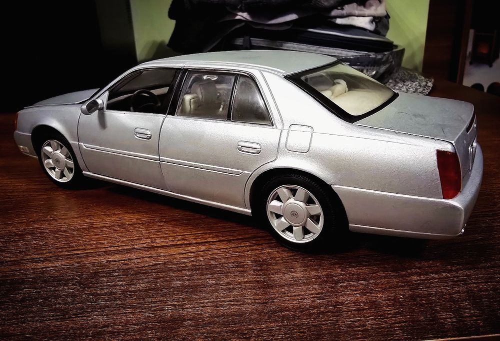 Cadillac DTS DeVille 1:18