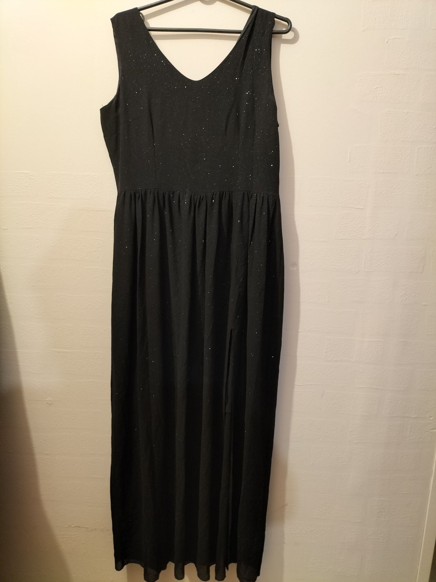 R 44 Czarna świecąca sukienka z rozporkiem