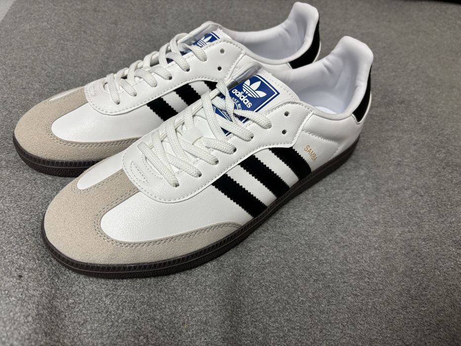 Adidas samba.