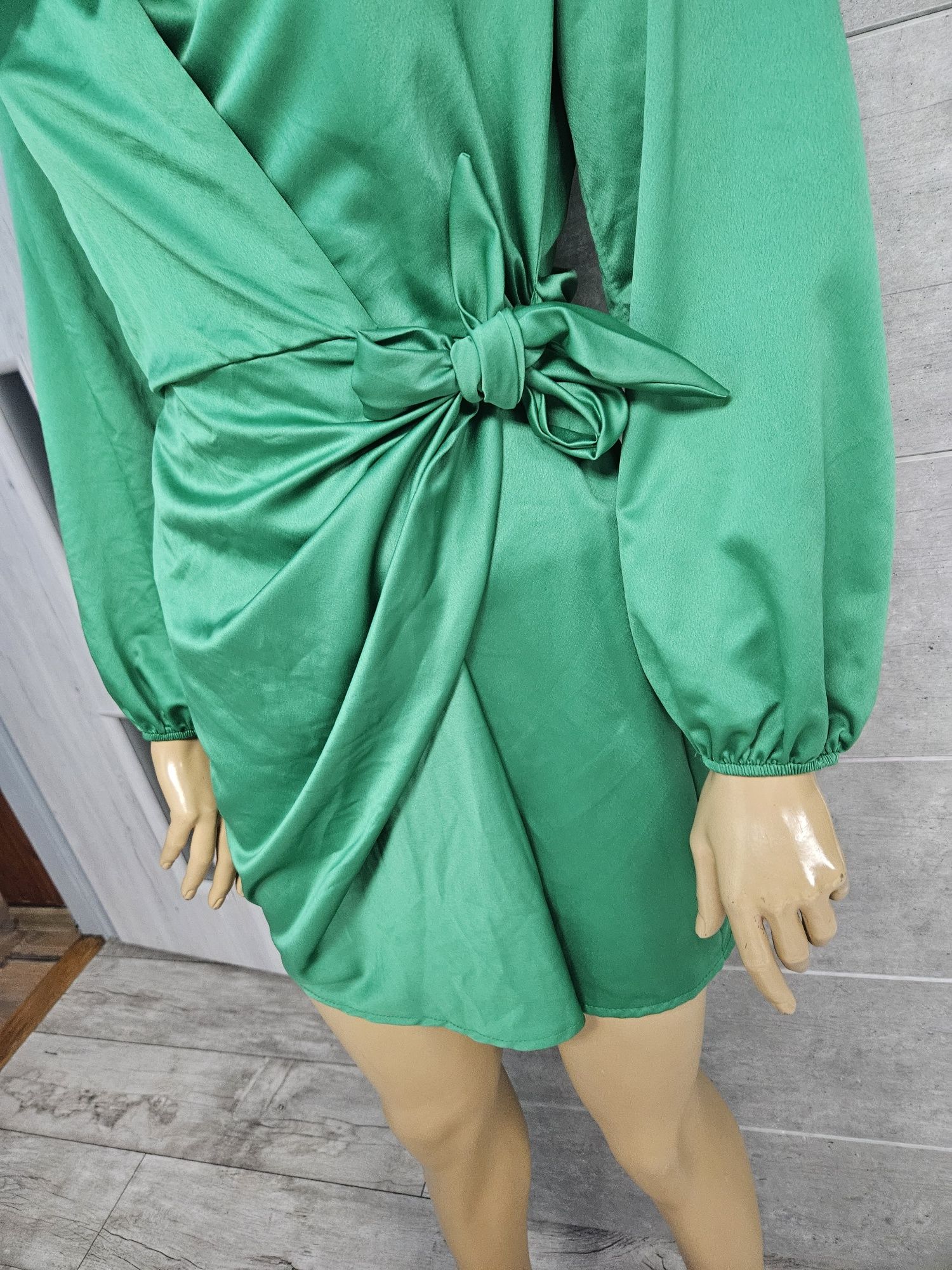 Przepiękna satynowa sukienka z wiązaniem zielona Woodemaya rozmiar uni