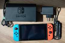 Nintendo Switch v2 (pełny zestaw + 2 x etui + karta SD 64GB)