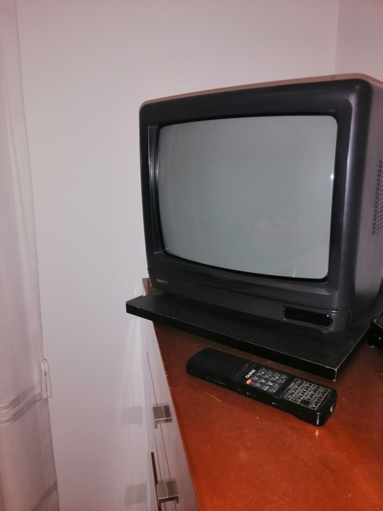 Televisor Sanyo antigo + Torradeira / tostadeira nova