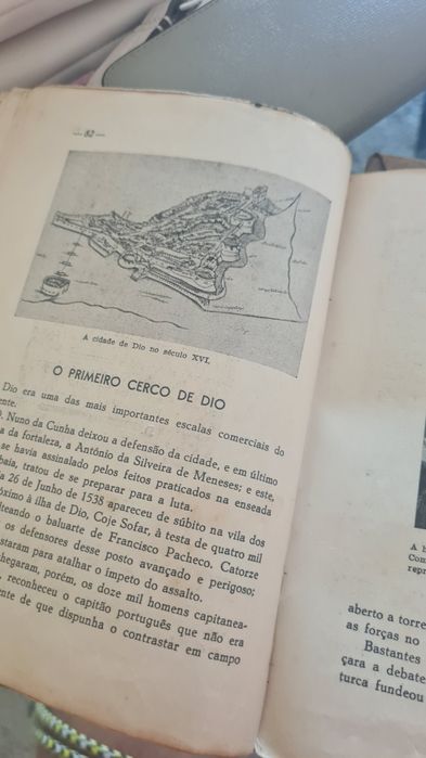 Três livros antigos de Português e Filosofia