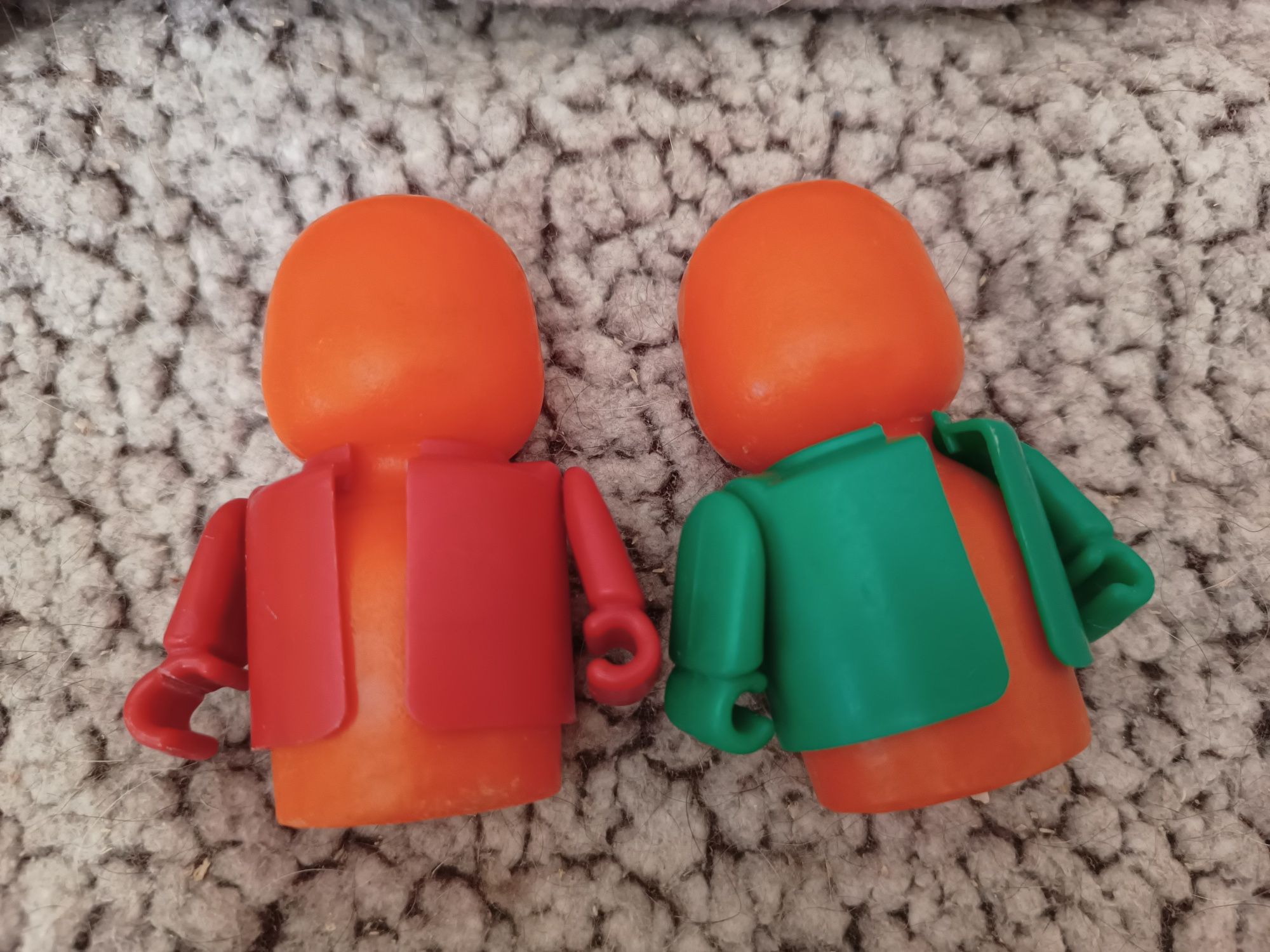 Dwie zabawki PRL vintage ludziki figurki plastikowe
