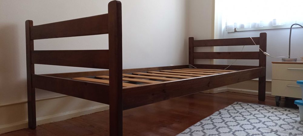 Cama de solteiro em pinho maciço escuro com estrado
