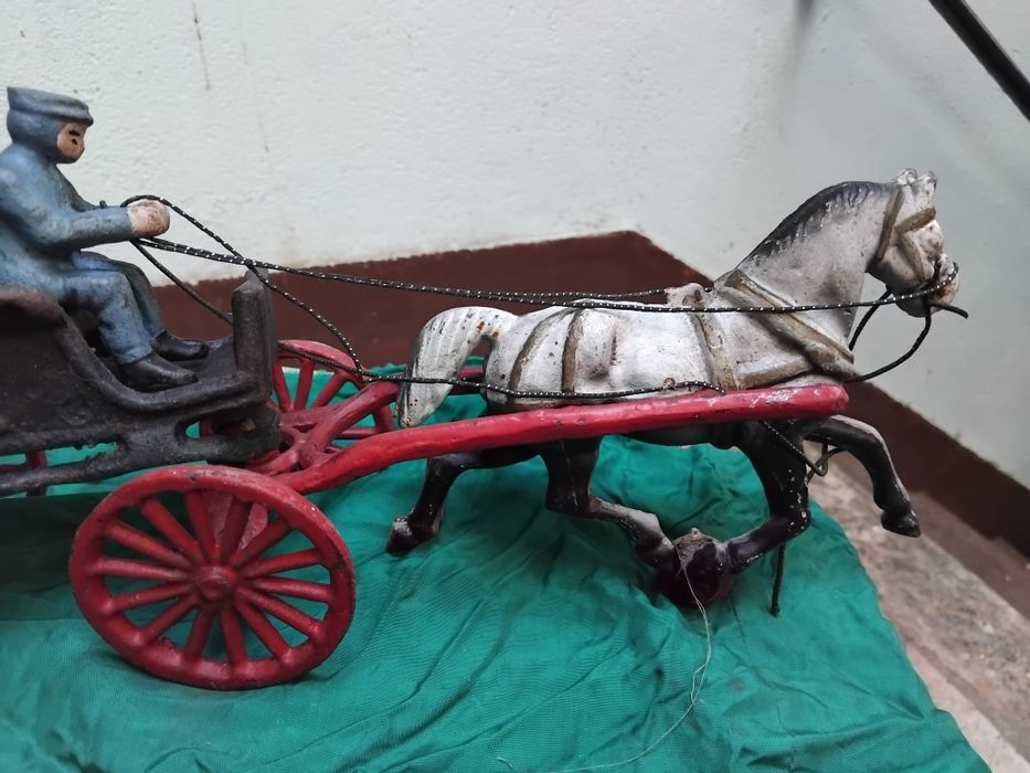 Curiosa peça cavalo com charrett em ferro