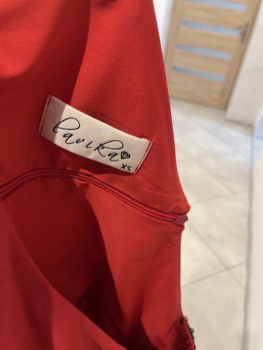 Efektowna czerwona sukienka asymetryczna na jedno ramię