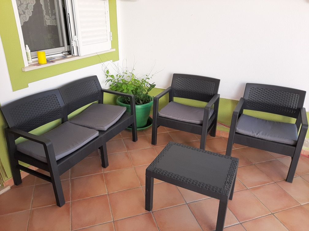 Conjunto de cadeiras e mesa de jardim