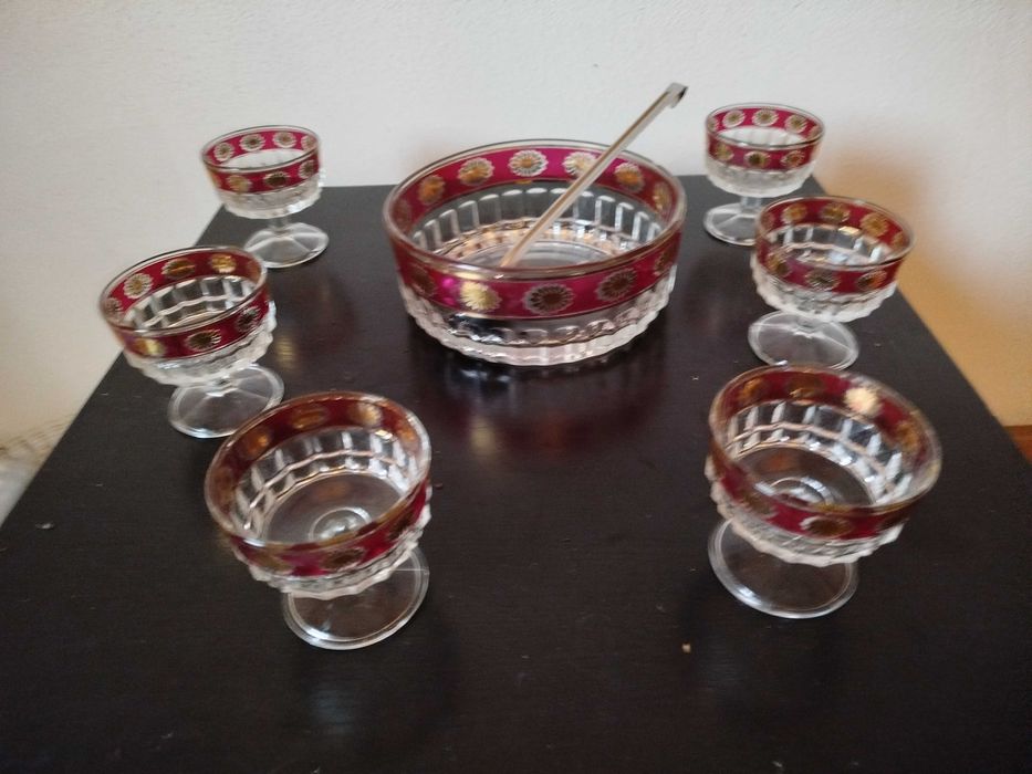 Conjunto de saladeiras com colher e seis taças pequenas