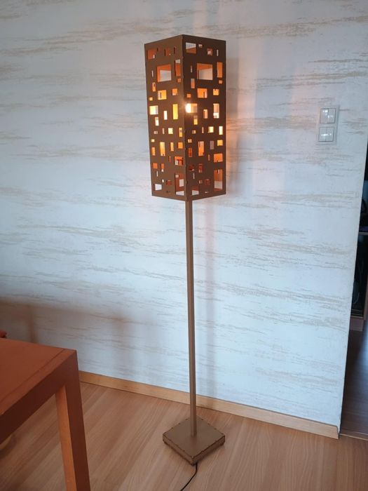 Lampa geometryczna stojąca