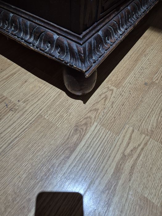 Roupeiro antigo entalhado madeira maciça renascentista