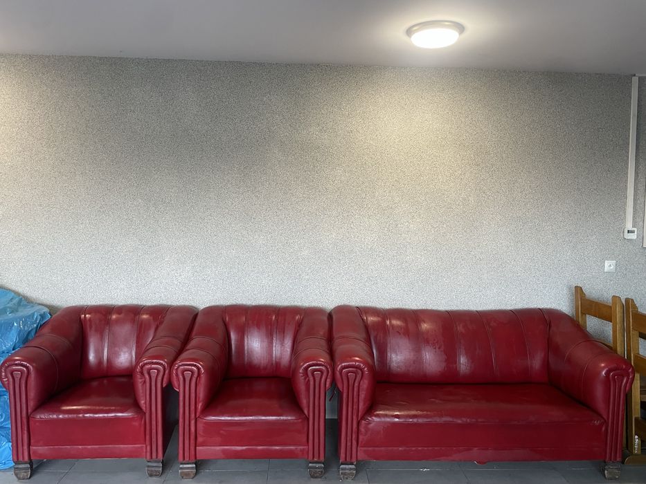 Wypoczynek ze skóry- czerwony.