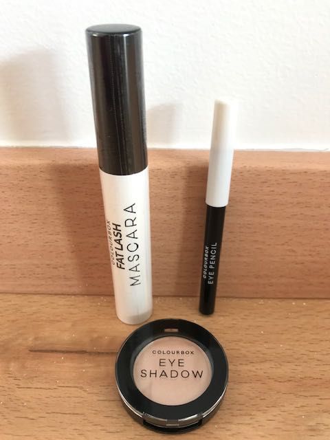 Sombra + Lápis de Olhos Preto + Máscara de Pestanas (rímel)