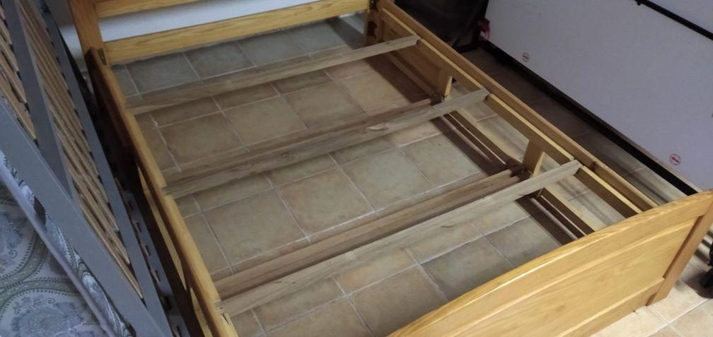 Cama de casal em pinho e mesas de cabeceira