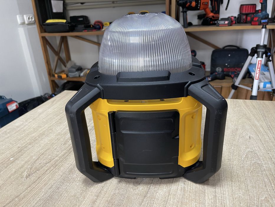 Milwaukee Dewalt DCL074 / акумуляторний ліхтар Девольт