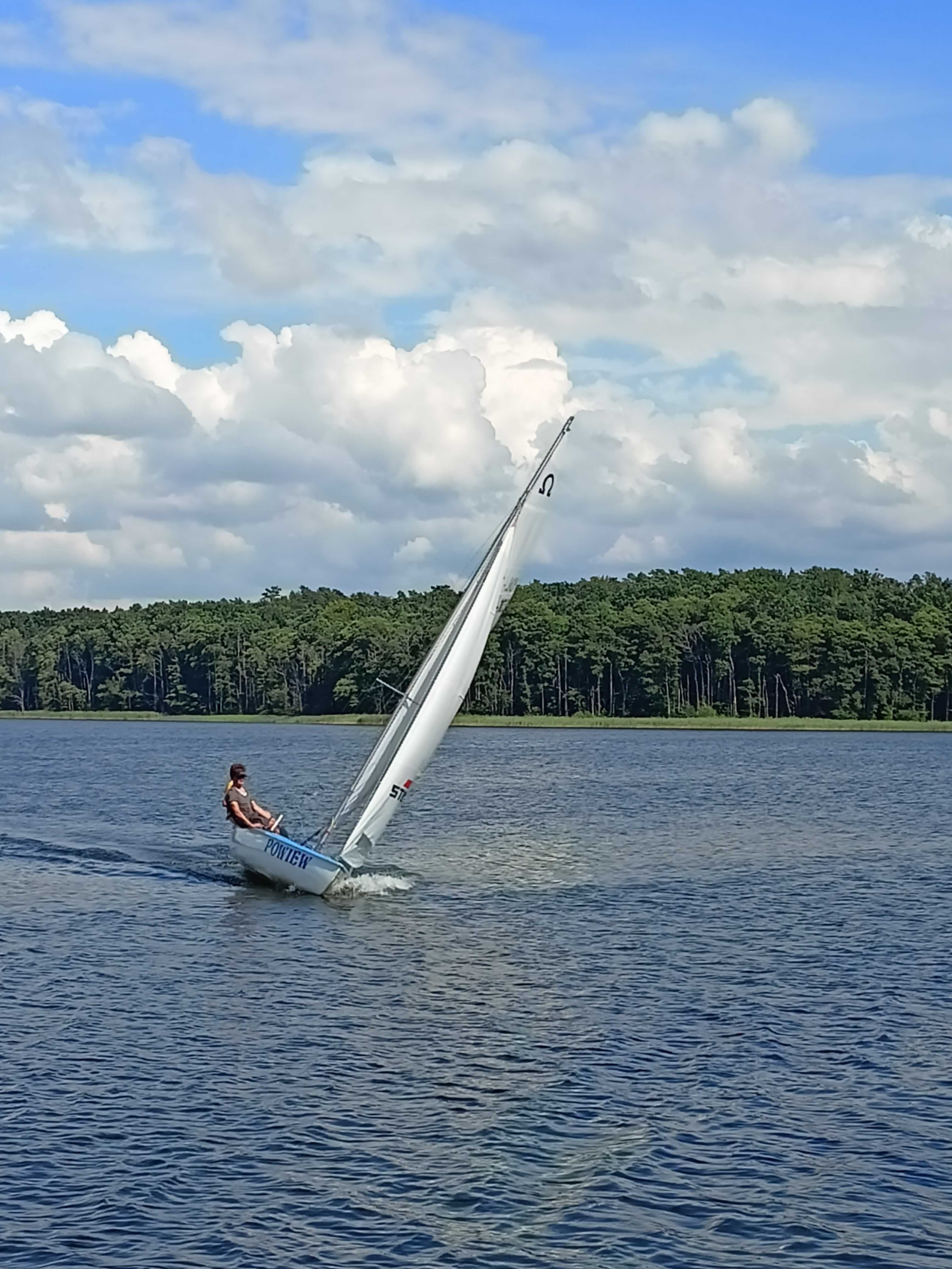 Jacht regatowy Omega z przyczepką i spinakerem