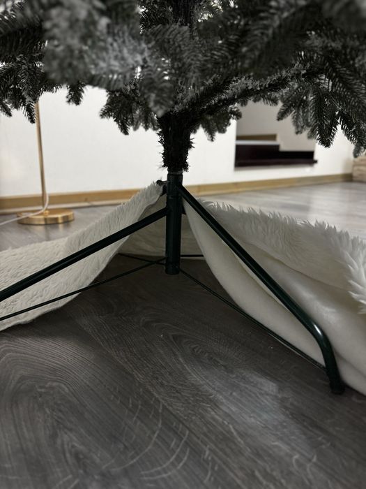 Штучна засніжена ялинка Рояль Мега 2.1 м з килимком