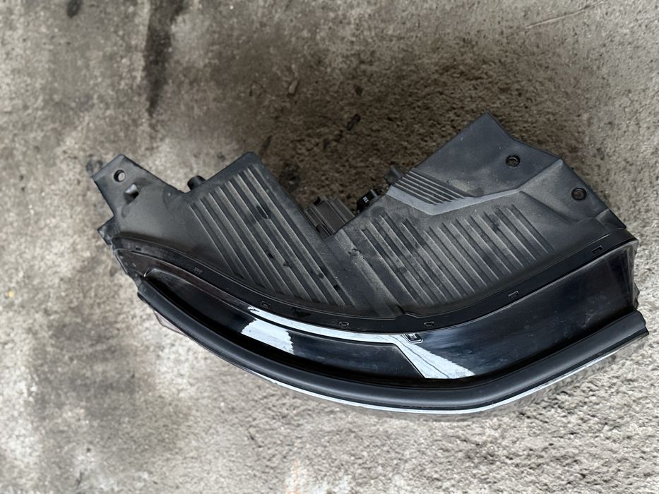 Права фара Ionik 5 2023 рік