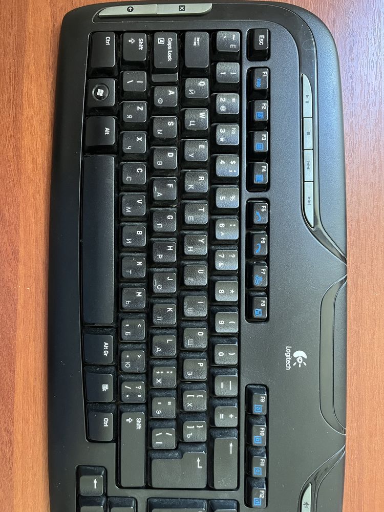 Безпровідна  клавіатура Logitech з мишкою і фурнітурою..