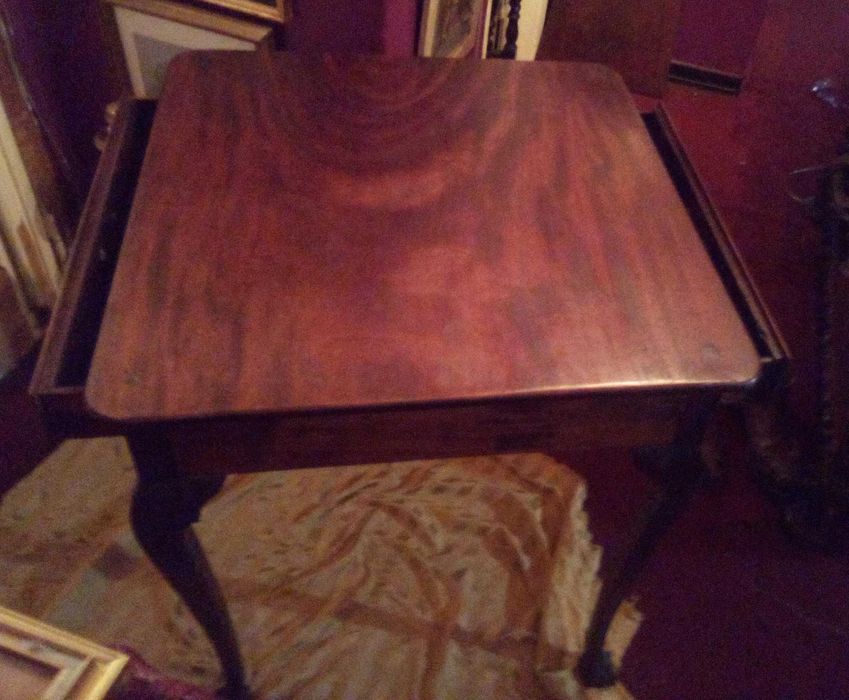 Mesa antiga em mogno (possiv), comp 62cm x 62cm x alt 73,5 cm.