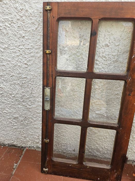 Janelas de madeira com vidros pequenos