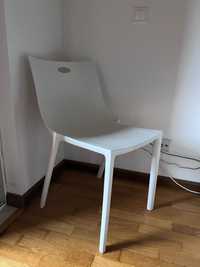 Cadeiras brancas plástico