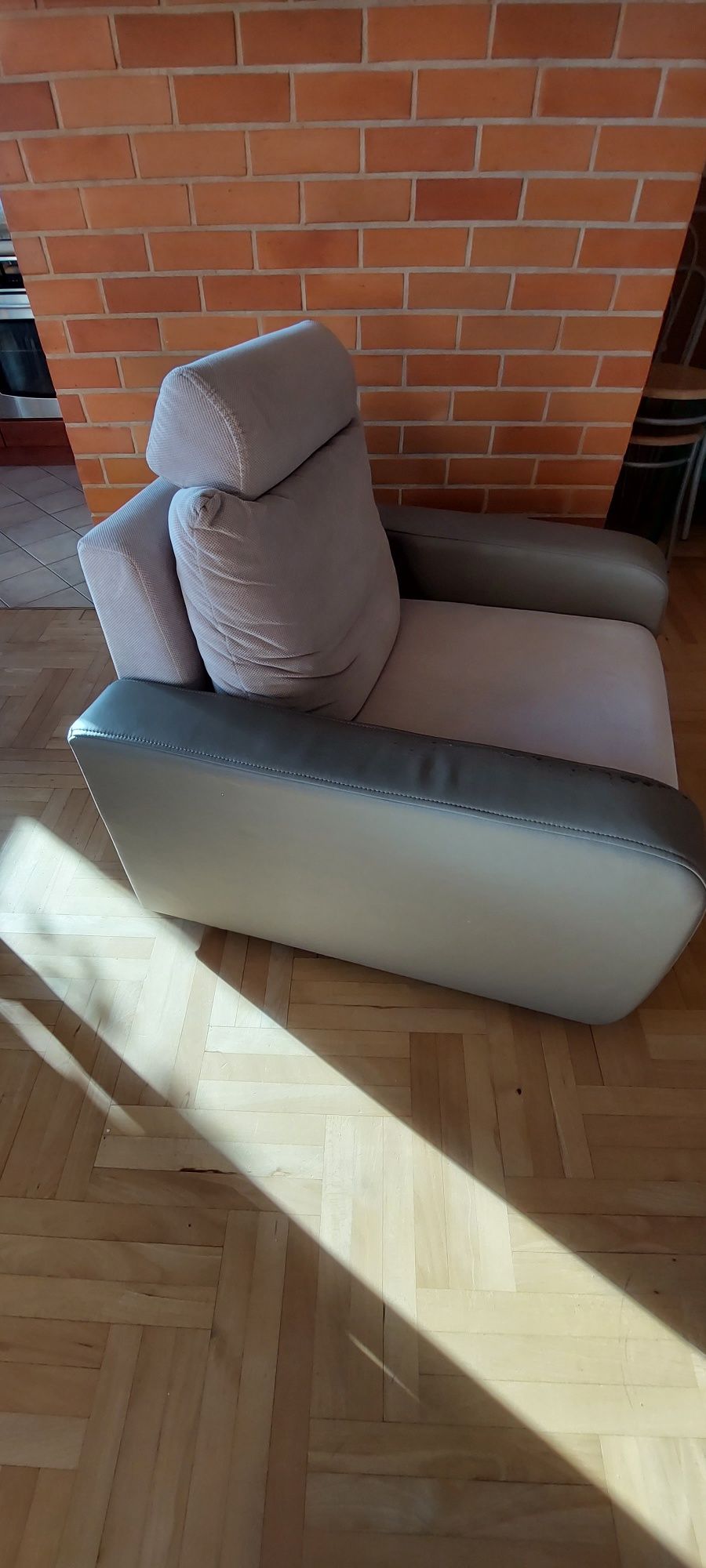 Wygodny fotel z zagłówkiem