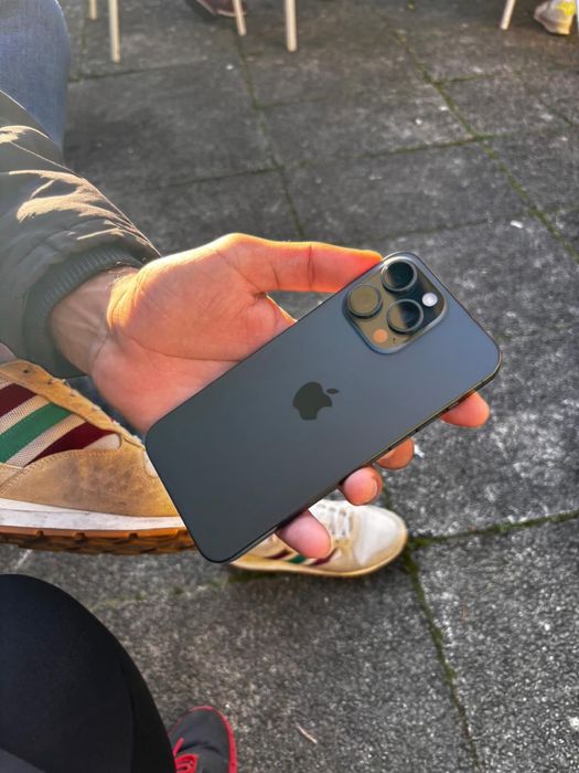 Iphone 15 pro max (menos de 1 ano de uso)