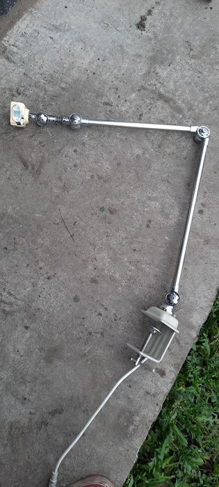 Шарнірний кронштейн для настільної лампи з кріпленням-струбциною.