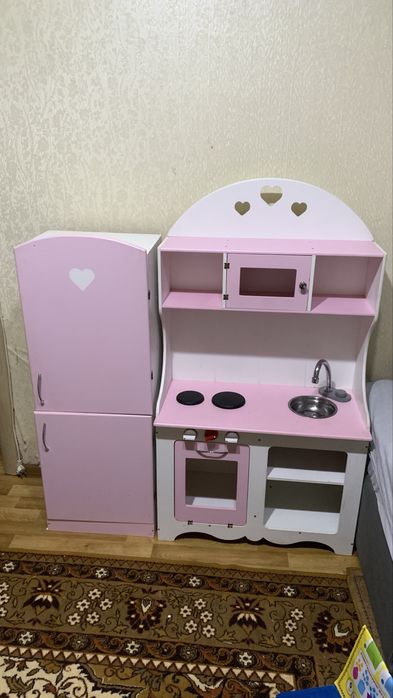 Дитяча деревяна кухня та холодильник