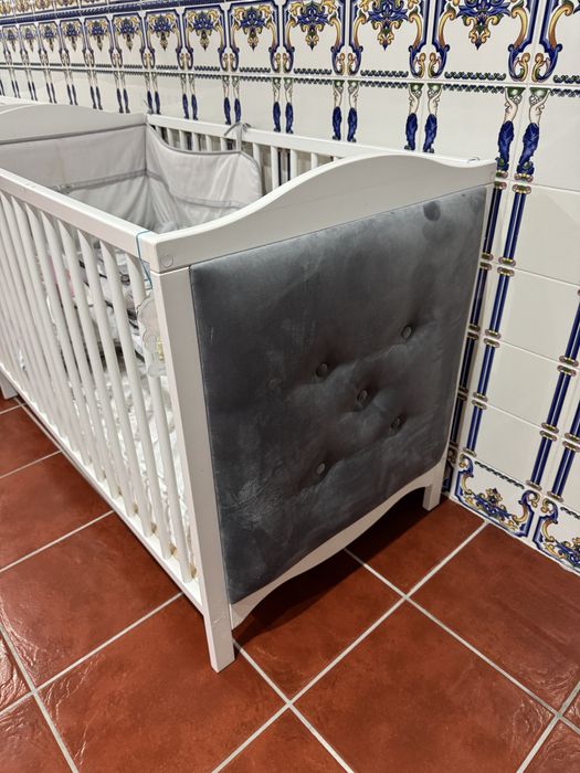 Dois berços estufados em cinza com colchão e roupa de cama