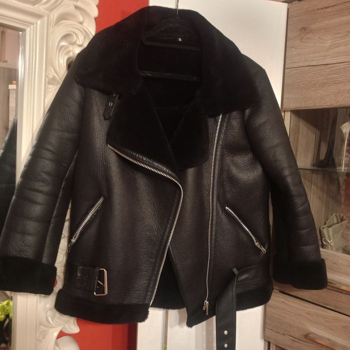 Damski krótki kożuszek ocieplany Ramoneska. Rozmiar S.