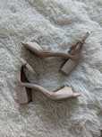 Buty beżowe sandały na słupku eleganckie 40