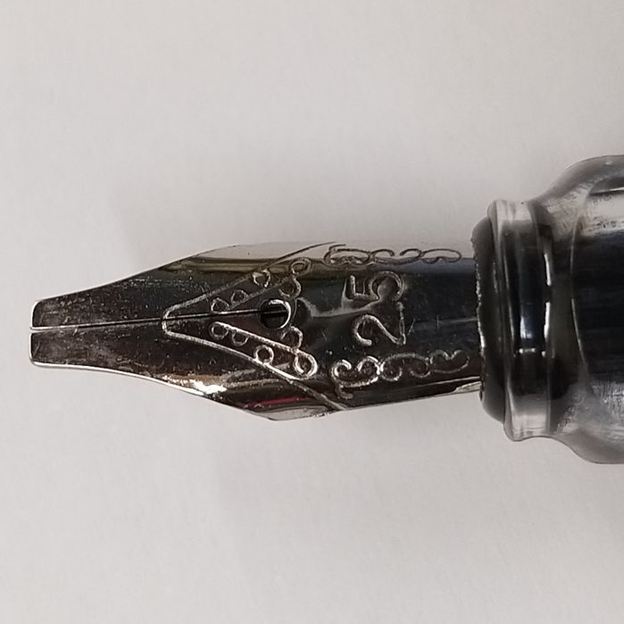 Canetas para caligrafia.