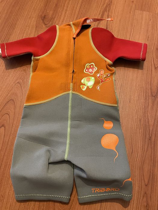 Fato impermeavel e luvas para crianca