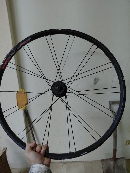 Roda de bicicleta de estrada no estado real que se encontra nas fotos