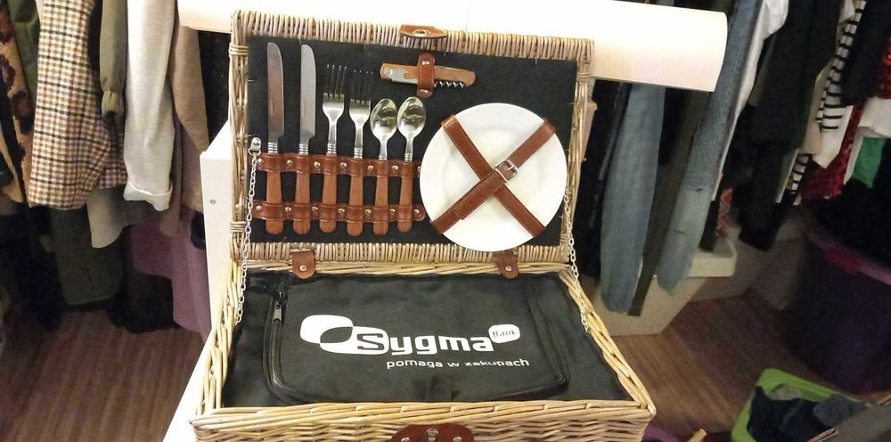 Śliczny kosz piknikowy