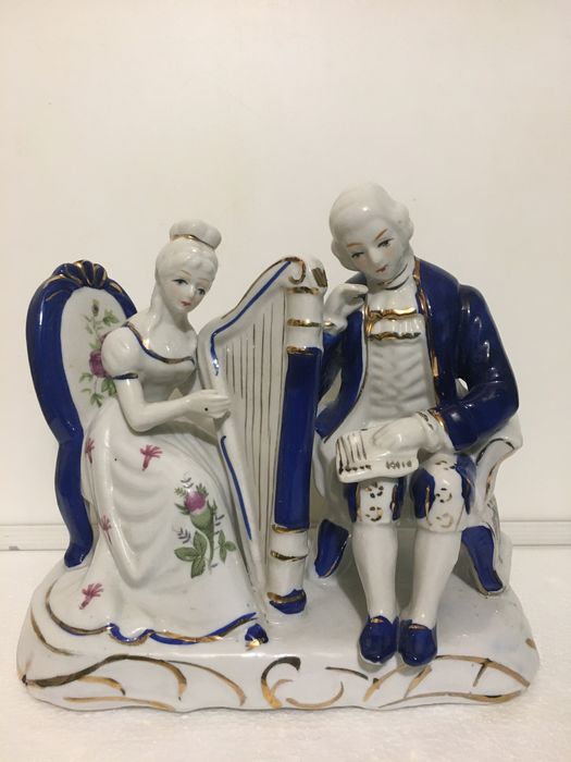 Винтажная фарфоровая статуэтка расписанная вручную