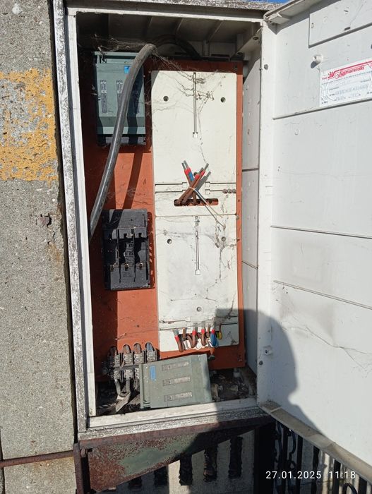 Skrzynka elektryczna, budowlana, z podstawą