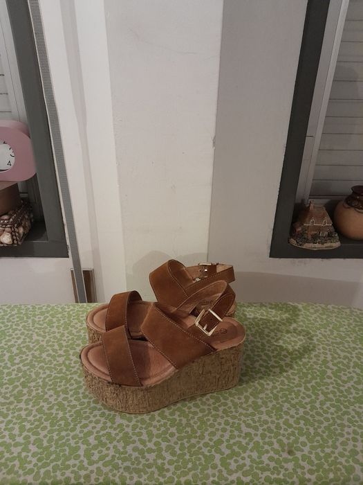 Vendo Sandálias de Senhora muito bonitas como novas