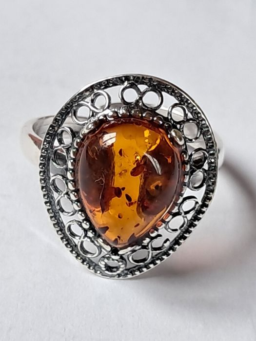 srebrny regulowany pierścionek z naturalnym bursztynem bałtyckim