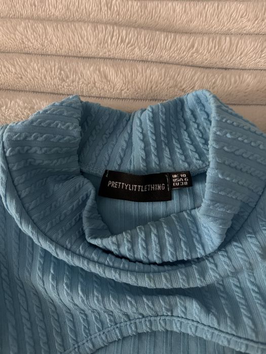 Топ з вирізом PrettyLittleThing яскраво блакитного кольору