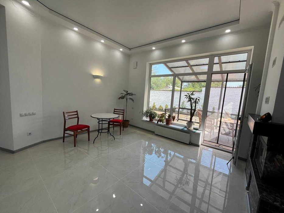 Продам 2-х этажный, современный, дом новой постройки в Центре