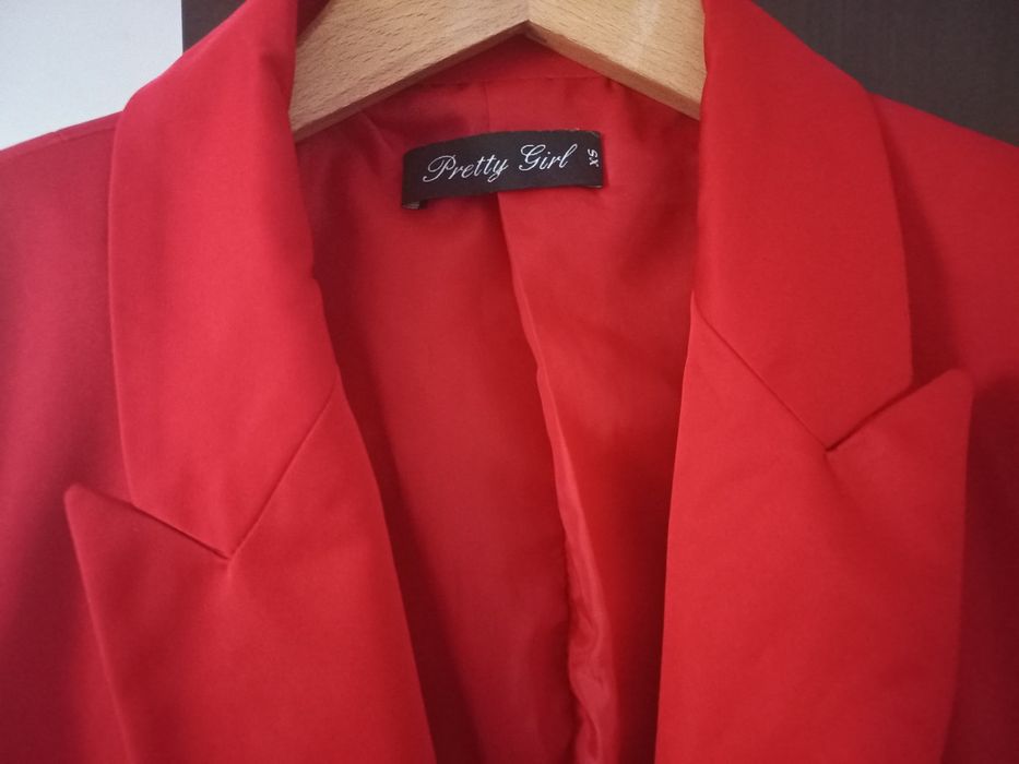 Czerwona damska marynarka