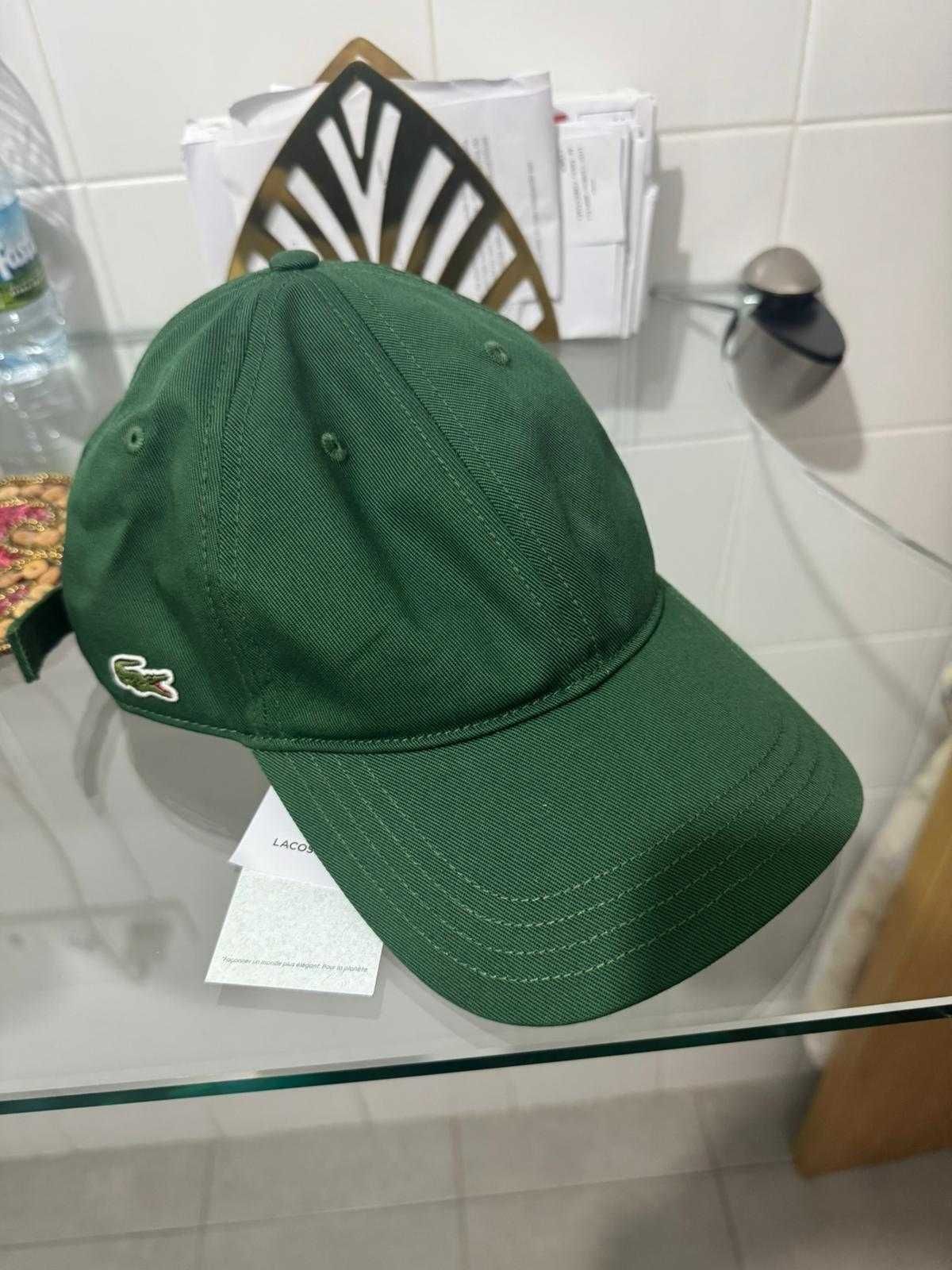Tênis Lacoste e Chapéu