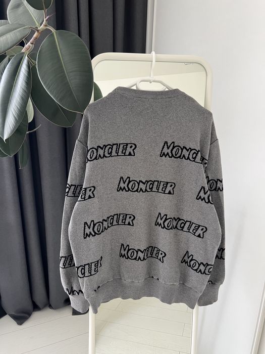Светр Moncler.