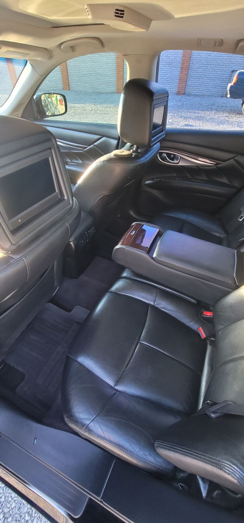 Infiniti m37x повний привід