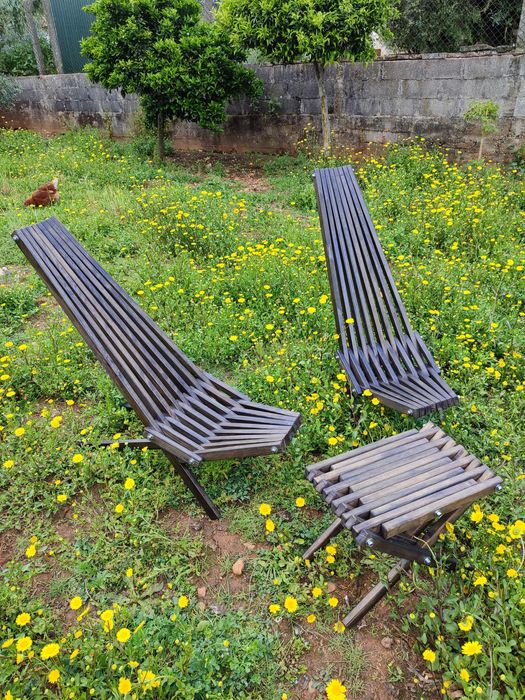 2 espreguiçadeiras e 1 mesa de apoio dobráveis